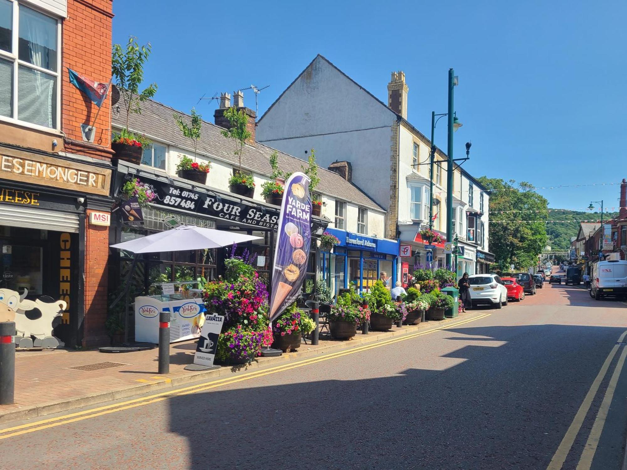 Vale View Apartment, Prestatyn, North Wales - A Stylish, Dog-Friendly Holiday Let Just A 5 Min Walk To Beach & Town! Exterior foto