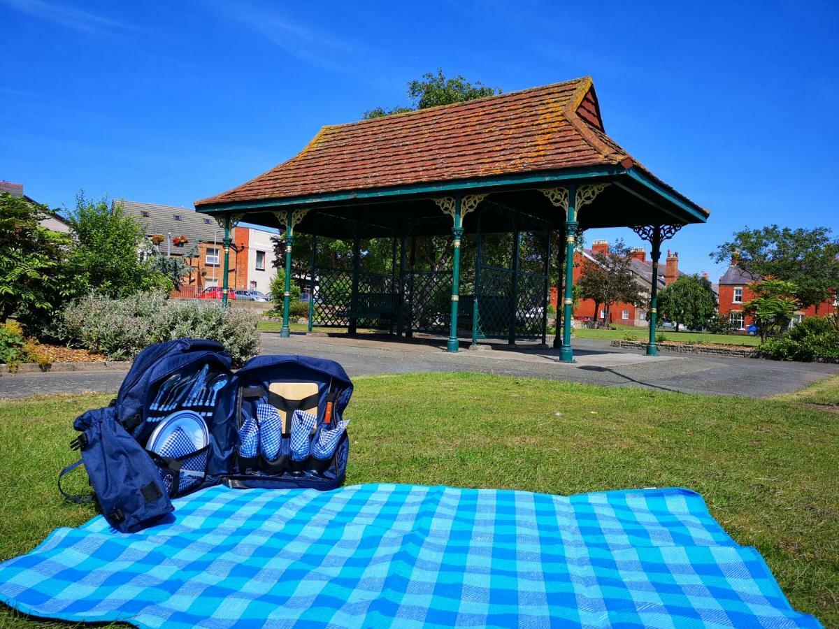 Vale View Apartment, Prestatyn, North Wales - A Stylish, Dog-Friendly Holiday Let Just A 5 Min Walk To Beach & Town! Exterior foto